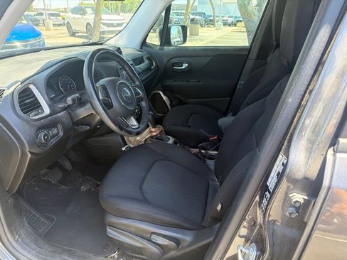 Used 2017 Jeep Renegade Latitude FWD image 9
