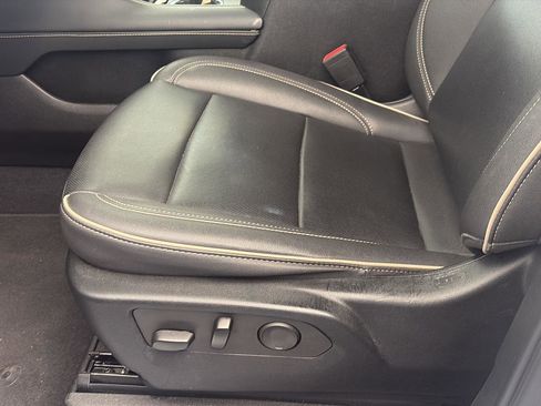 Used 2023 GMC Yukon XL SLT w/ SLT Premium Package RWD image 11