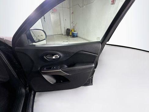 Used 2019 Jeep Cherokee Latitude w/ Popular Appearance Group image 30