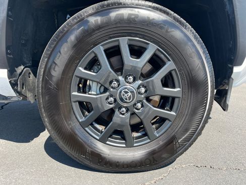 Used 2025 Toyota 4Runner SR5 AWD/4WD image 30