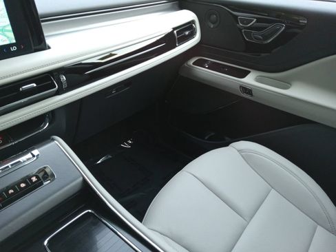 Used 2025 Lincoln Aviator AWD w/ Jet Appearance Package image 21