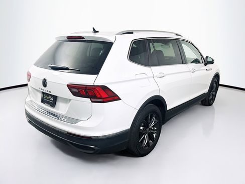 Used 2022 Volkswagen Tiguan SE w/ Panoramic Sunroof Package image 9