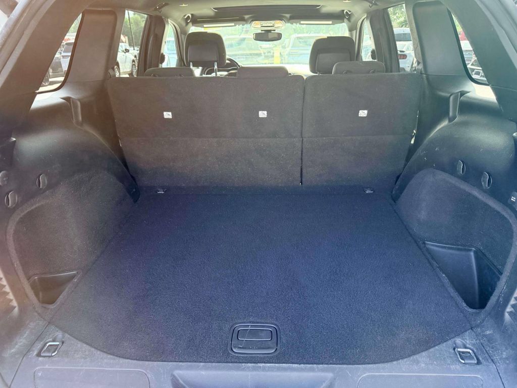 Used 2019 Jeep Grand Cherokee Laredo AWD/4WD image 10