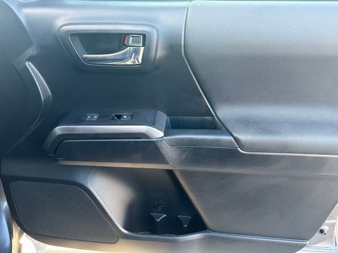 Used 2018 Toyota Tacoma TRD Off-Road image 30