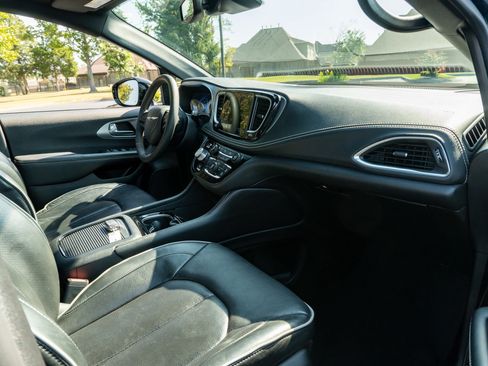 Used 2025 Chrysler Pacifica Limited FWD image 19
