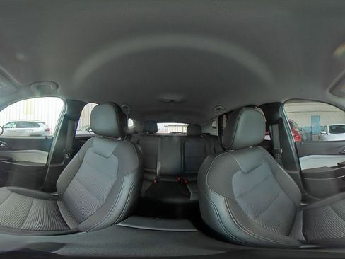 Used 2025 Chevrolet Trax LT FWD image 42