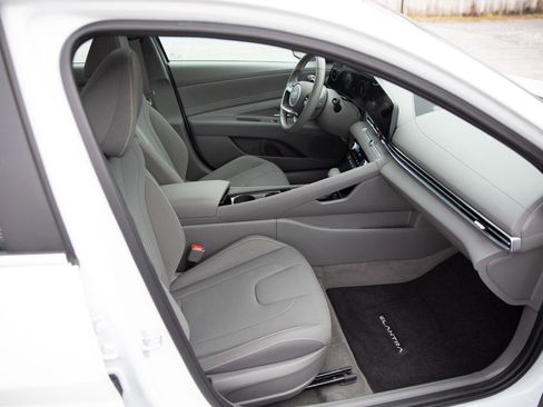 Used 2025 Hyundai Elantra SEL image 24