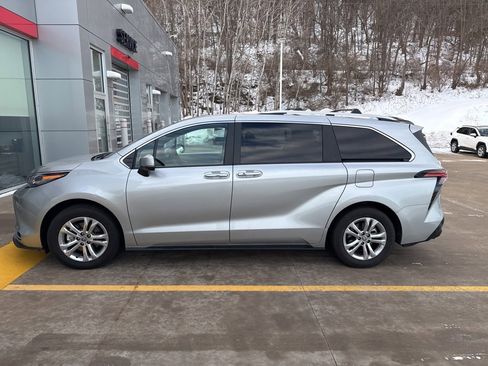 Used 2024 Toyota Sienna Platinum image 17