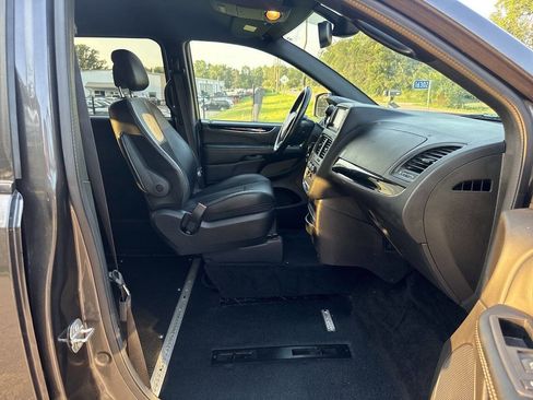 Used 2019 Dodge Grand Caravan SXT w/ Blacktop Package image 26