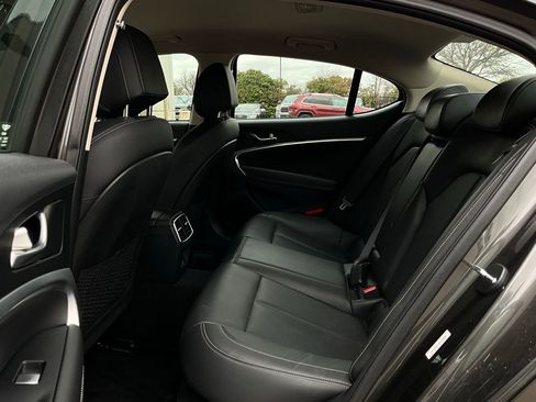 Used 2025 Genesis G70 2.5T image 12