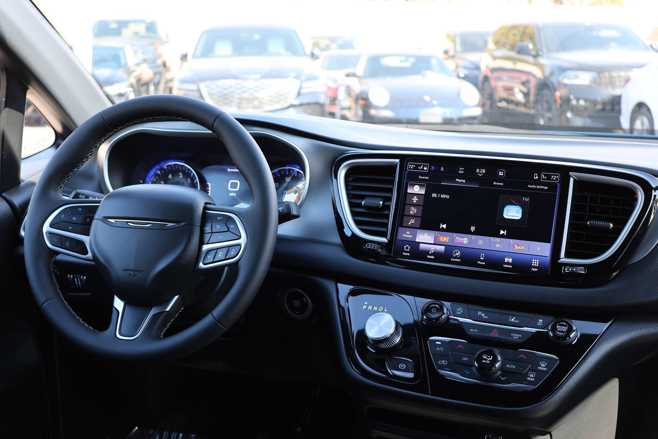 Used 2027 Chrysler Pacifica Select FWD image 28