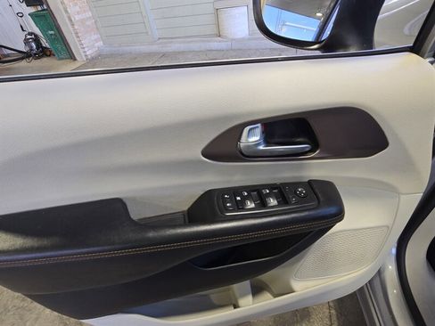 Used 2017 Chrysler Pacifica LX FWD image 12