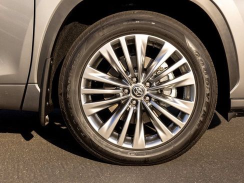 New 2026 Toyota Highlander Platinum AWD/4WD image 4