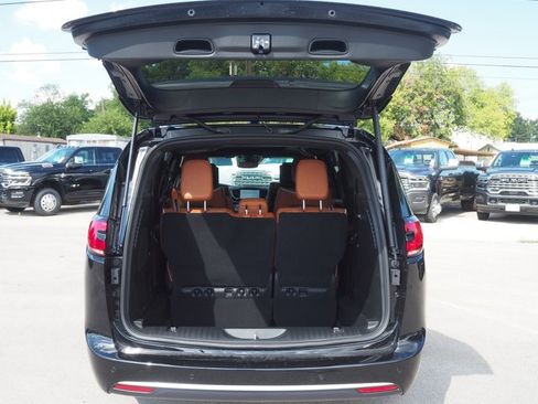 New 2026 Chrysler Pacifica Pinnacle image 9