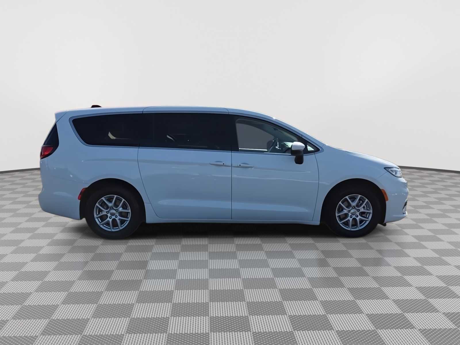 Used 2023 Chrysler Pacifica Touring-L FWD image 9