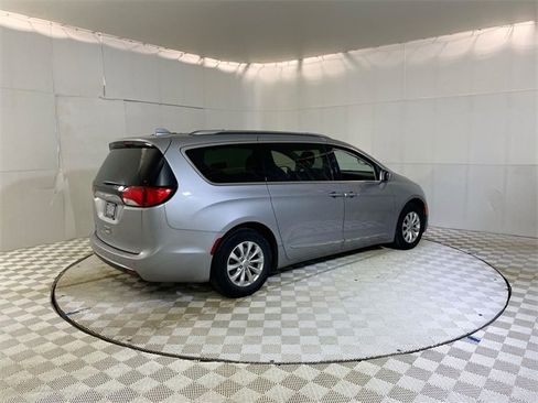 Used 2019 Chrysler Pacifica Touring-L image 17