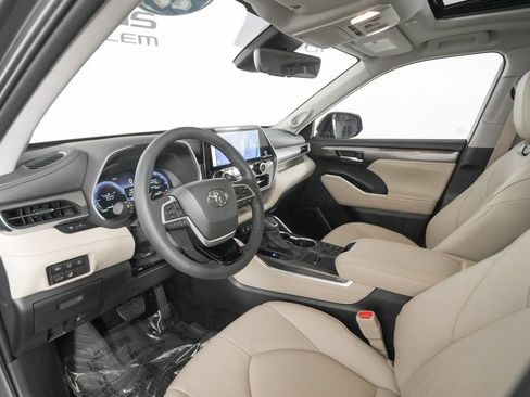 Used 2025 Toyota Highlander Limited AWD/4WD image 10
