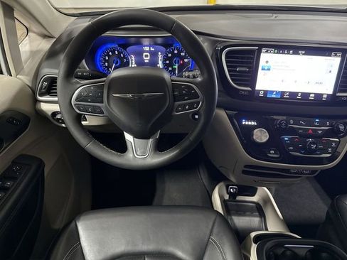 Used 2023 Chrysler Pacifica Touring-L FWD image 11