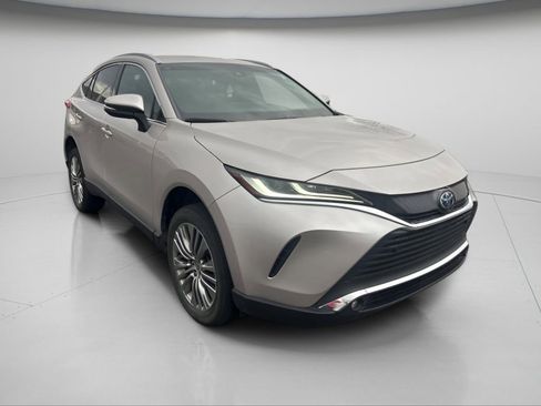 Used 2024 Toyota Venza XLE image 2