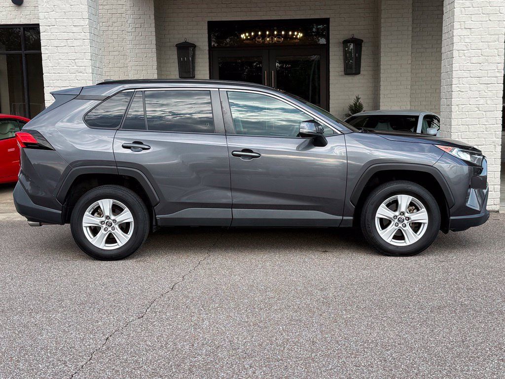 Used 2019 Toyota RAV4 XLE w/ Convenience Package FWD image 4