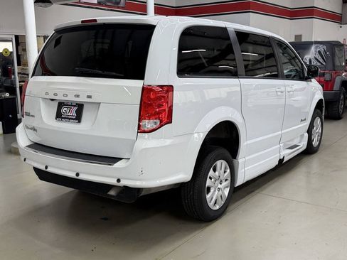 Used 2018 Dodge Grand Caravan SE FWD image 2