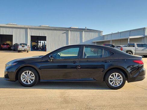 Used 2025 Toyota Camry LE image 3