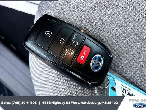 Used 2024 Toyota Sienna LE image 9