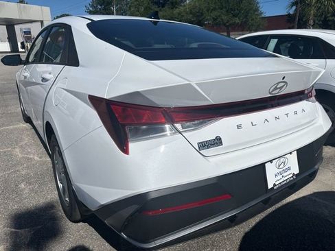 Used 2026 Hyundai Elantra SE w/ Cargo Package FWD image 2