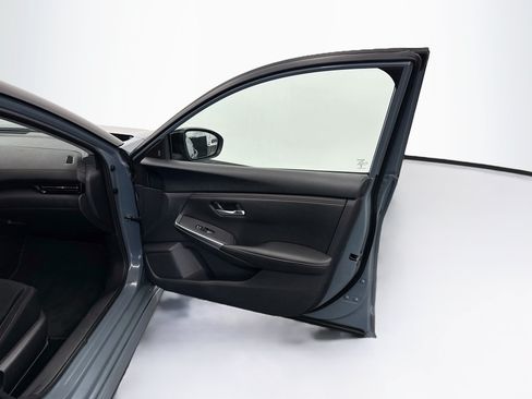 Used 2025 Nissan Sentra SR FWD image 28