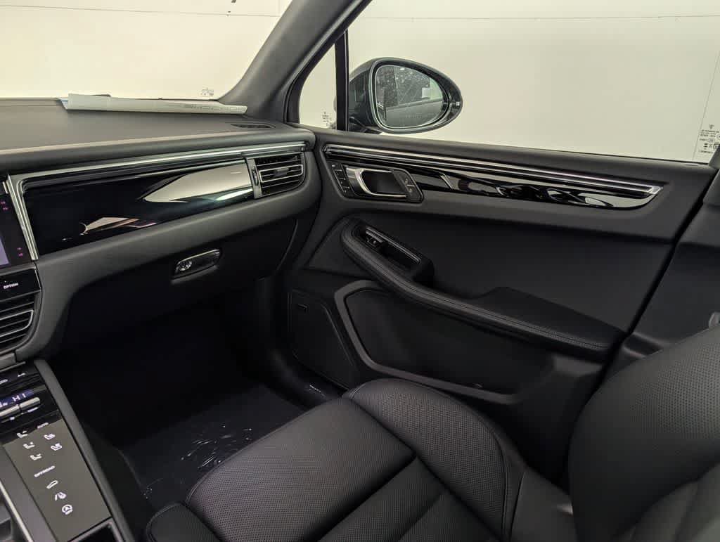 Used 2026 Porsche Macan AWD/4WD image 23