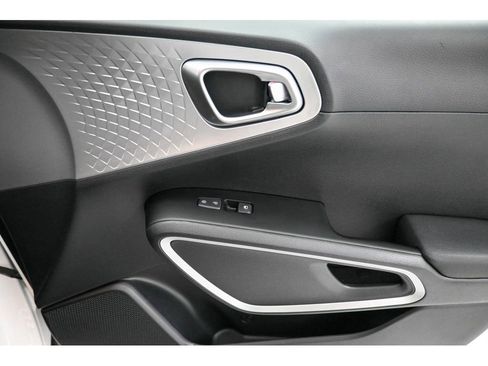 Used 2025 Kia Soul LX image 16