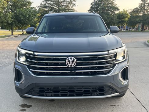 Used 2025 Volkswagen Atlas SE w/ Panoramic Sunroof Package FWD image 2