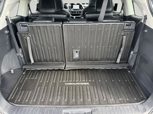 Used 2023 Toyota Highlander XLE AWD/4WD image 9