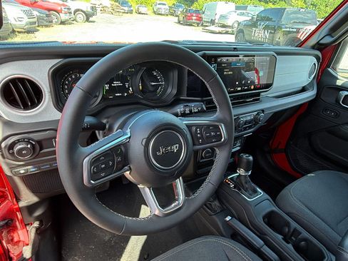 Used 2025 Jeep Wrangler Unlimited Sahara w/ Safety Group AWD/4WD image 26