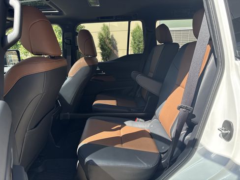 Certified 2025 Lexus GX 550 w/ Cold Area Package AWD/4WD image 31
