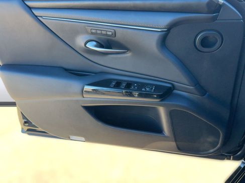 Used 2022 Lexus ES 300h w/ Premium Package image 12