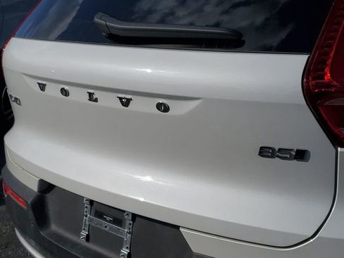 Used 2025 Volvo XC40 B5 Core image 31