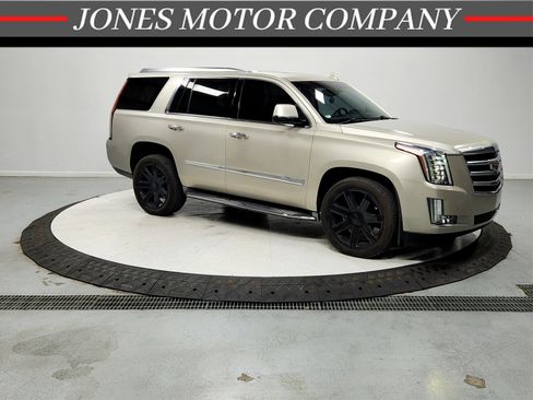 Used 2015 Cadillac Escalade Luxury image 1