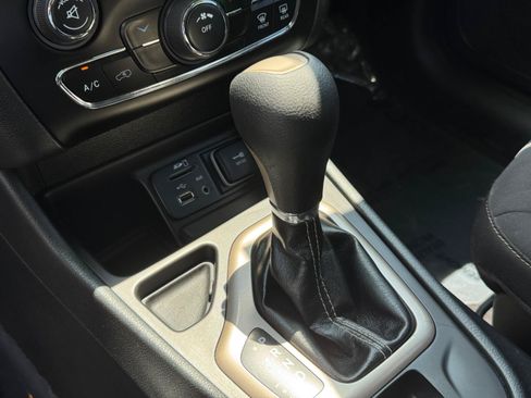 Used 2016 Jeep Cherokee Latitude FWD image 18