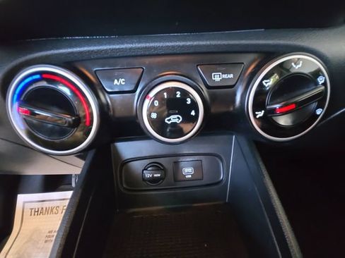 Used 2021 Hyundai Venue SEL FWD image 17