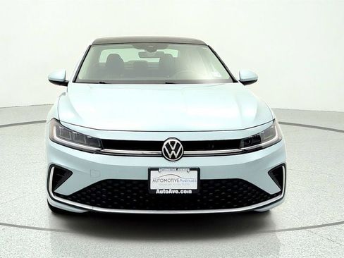 Used 2025 Volkswagen Jetta SE FWD image 2