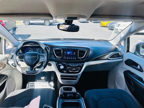Used 2017 Chrysler Pacifica Touring Plus w/ Security Group FWD image 9