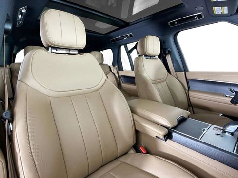 Used 2025 Land Rover Range Rover SE image 13