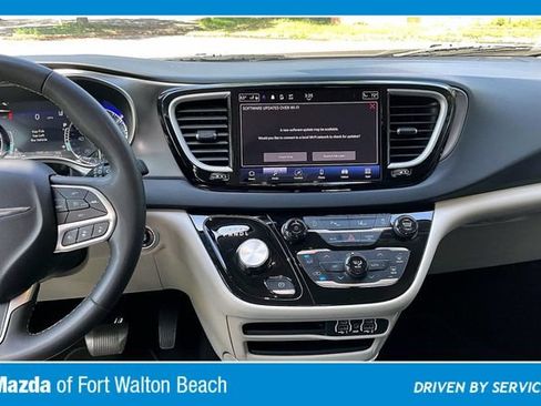 Used 2023 Chrysler Pacifica Touring-L FWD image 9