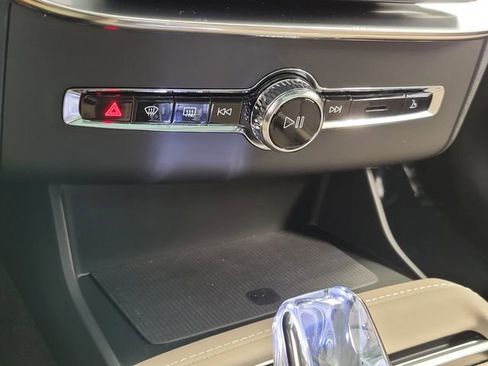 New 2026 Volvo XC90 B5 Plus w/ Protection Package Premier image 18