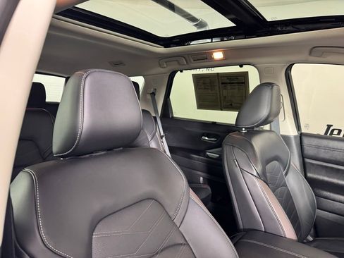 Used 2024 Nissan Pathfinder Platinum image 34