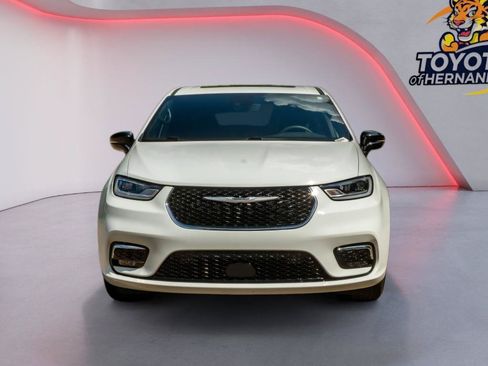 Used 2025 Chrysler Pacifica Select FWD image 2