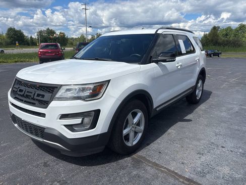 Used 2017 Ford Explorer XLT w/ Equipment Group 202A AWD/4WD image 2