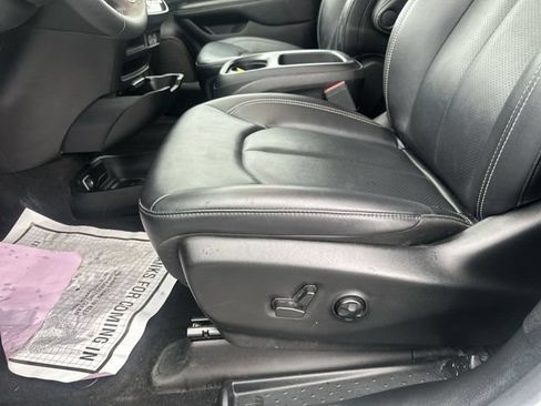 Used 2025 Chrysler Pacifica Select FWD image 16