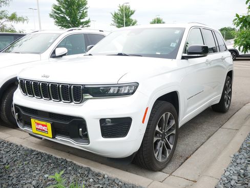 Used 2022 Jeep Grand Cherokee Overland AWD/4WD image 2